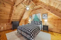 Peaceful Creekside Cabin in Dahlonega, GA with Hot Tub