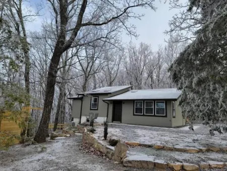 A Serene Retreat with Rustic Elegance within the Appalachians Отели в г. Дейд