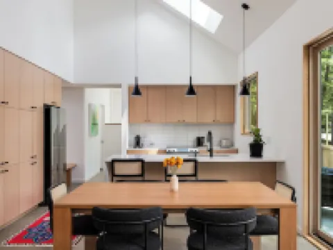 Architect-Designed 3BR Forest Retreat Near Asheville ウィーヴァーヴィルのホテル