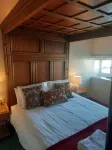 Whitewashed 1 bedroom stone cottage, with king size 4 poster bed. Pet friendly.