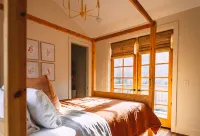 Romantic Luxe Cabin : Hot Tub, Private Trails : 32 Forested Acres : EV Charger