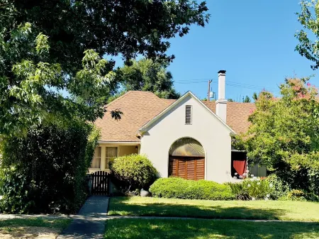 Heavenly Stay! Charming 3-bedroom house in heart of Merced with WiFi and AC