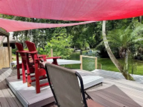 Main river home: Jon boat with trolling motor and hot tub!