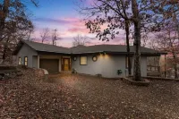 Lakefront Home-NEW Hot Tub- Water Access from Yard-Kayaks-Patio-Game Room
