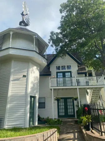 Top of the Hill-Cozy 1 bed/1 bath cottage, less than one mile to downtown.