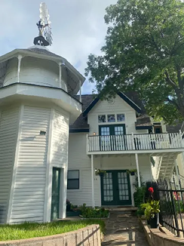 Top of the Hill-Cozy 1 bed/1 bath cottage, less than one mile to downtown.
