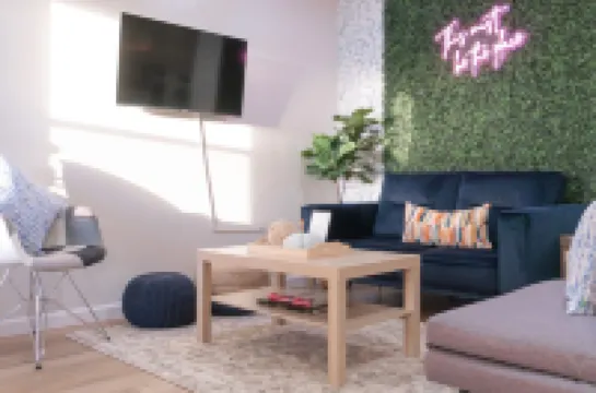 Modern 2Br Casita. Near I-40. Perfect for Work Stays & Pets! 韋瑟福德酒店