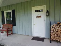 Spacious and comfortable, king bed and double futon sofa, kitchen, near 7 Oaks Hotels in Madison County