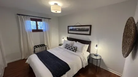 Poplar Place - 3 BR - Hot Tub - Steps from Downtown Отели в г. Три Окс