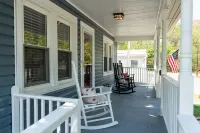 The All-American Cottage Seconds from Gypsy Hill Park! Kid and Pet friendly!