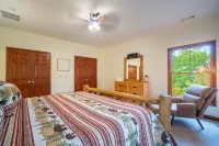 Hot Tub - King Beds - Walk to Helen - Pool Table - Arcade Games - Pet Friendly - شرفة