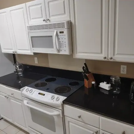 Classic Comfortable Condo, 3/2, Wifi, Pool, Location, OWA, Sports-plex, Shopping