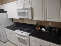 Classic Comfortable Condo, 3/2, Wifi, Pool, Location, OWA, Sports-plex, Shopping