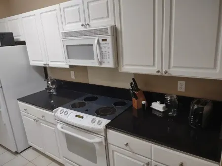 Classic Comfortable Condo, 3/2, Wifi, Pool, Location, OWA, Sports-plex, Shopping