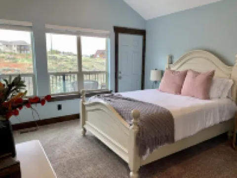 Immaculate Garden City Cabin - Stunning Bear Lake Views - Sleeps 14!!