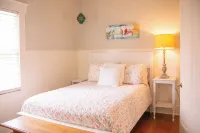 Cozy little house blocks from the Park & Fair Grounds.  EV Charger equipped. Hotels in Washington