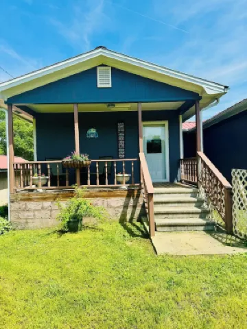 Beautiful cottage, close to rivers, creeks, lakes for fishing, boating, hunting