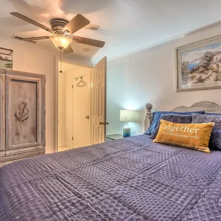 Pool home 1.5 blocks from the river & 10 mins to the beach.
