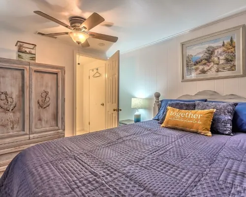 Pool home 1.5 blocks from the river & 10 mins to the beach. Hotels in Edgewater