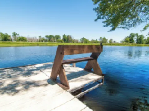 Perfect Waterfront Getaway between the Lakes 馬凱特縣酒店