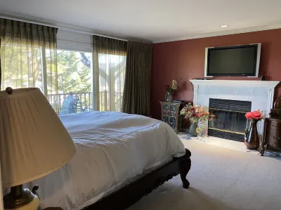 San Francisco Bay area: Elegant Pacific Ocean View, sleeps 10, gourmet kitchen South San Francisco Sign 주변 호텔