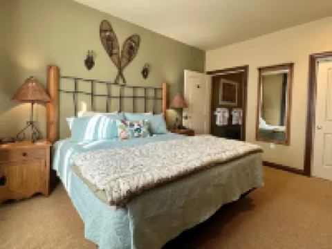 Luxury Condo*Hot Tub*Pool*Fireplace*Walk to Lifts*Near Golf Course & Fitness Ctr