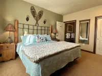 Luxury Condo*Hot Tub*Pool*Fireplace*Walk to Lifts*Near Golf Course & Fitness Ctr