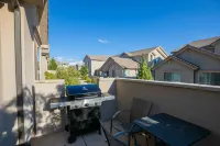 Gorgeous Townhome 3-Bedroom w/Hot Tub, Pool, and Games! Hotels near Heritage Park