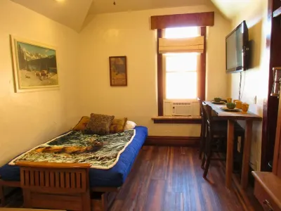 Newly remodeled room at Fall River Suites, NO cleaning fee Hotels in 