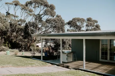 THE BILLOWS - BINALONG BAY.  Hamptons style escape overlooking the Bay of Fires. Отели в г. Биналонг Бэй