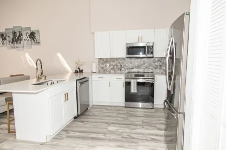 Modern Luxury Villa w/ Heated pool & patio  -6 min from WEF