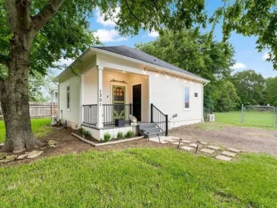 Lindley’s Little Gem-a cozy cottage close to the Silos
