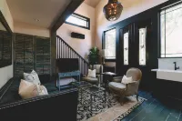 Private Lofted Downtown Studio
