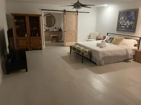 The Gaudium House Spacious, peaceful, Pool, Game room, close to attractions