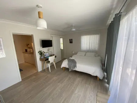 Convenient studio; minutes to beaches, shops, sport grounds; off street parking Отели в г. Кофс-Харбор