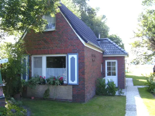 Stone cottage in the garden Hoteles en Wittmund