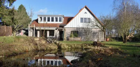 Apartment with a view of the garden. 5 minutes to the lake and the S-Bahn