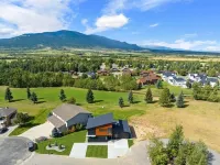 Architectural Masterpiece Home with Mountain Views & Hot Tub - Mountain view
