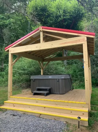 Secluded & Romantic, Blowing Rock, Views, Hot Tub - the Red Rover