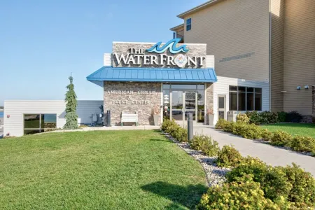 Amazing Lakefront 4 bedroom luxury Condo with large deck at Bridges Bay Resort