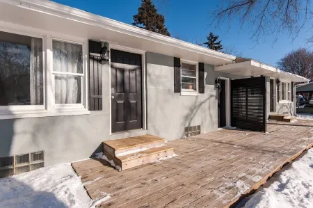 Mayo Discount! 2 main floor bedrooms and bath. Recliner. 6 blocks to Mayo Clinic Отели рядом с достопримечательностью «Каскейд Медоу Уэтлендс»