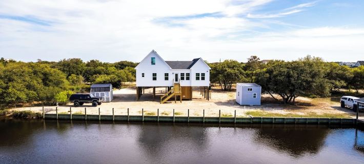 New CANAL front home a few rows back from the OCEAN! Beach passes provided! Hotels in Currituck County
