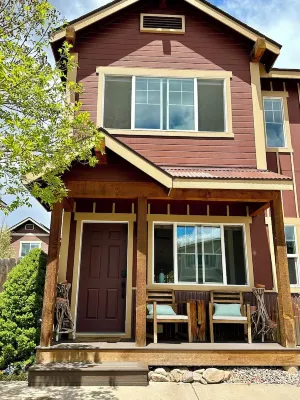 Downtown Carbondale Duplex with Enclosed Yard, no cleaning fee