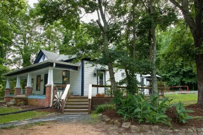 The Shabby Chic Studio - Cute 1-Bedroom Close to UNC! Hotel dekat South Bynum River Access