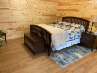 Eureka Springs, AR. Cozy log cabin studio, sleeps 2-4.Lake view- 15 min to town