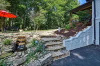 LUXURY FARMHOUSE, 2 Living spaces, Sleeps 12, PRIVATE in the mtns, 10min to town
