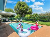 Jupiter Palm Oasis! Lakefront Pool Home w/ Game Room, BBQ, Beach Chairs, Coffee! 朱庇特住宿飯店