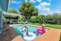 Jupiter Palm Oasis! Lakefront Pool Home w/ Game Room, BBQ, Beach Chairs, Coffee!