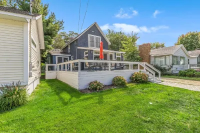 Blue Dune: A Dreamy Beach Cottage On The Muskegon Channel Hackley and Hume Historic Site附近的飯店