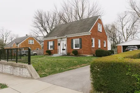 "The Carlisle" WARM MODERN STAY w/ Yard -Greyline